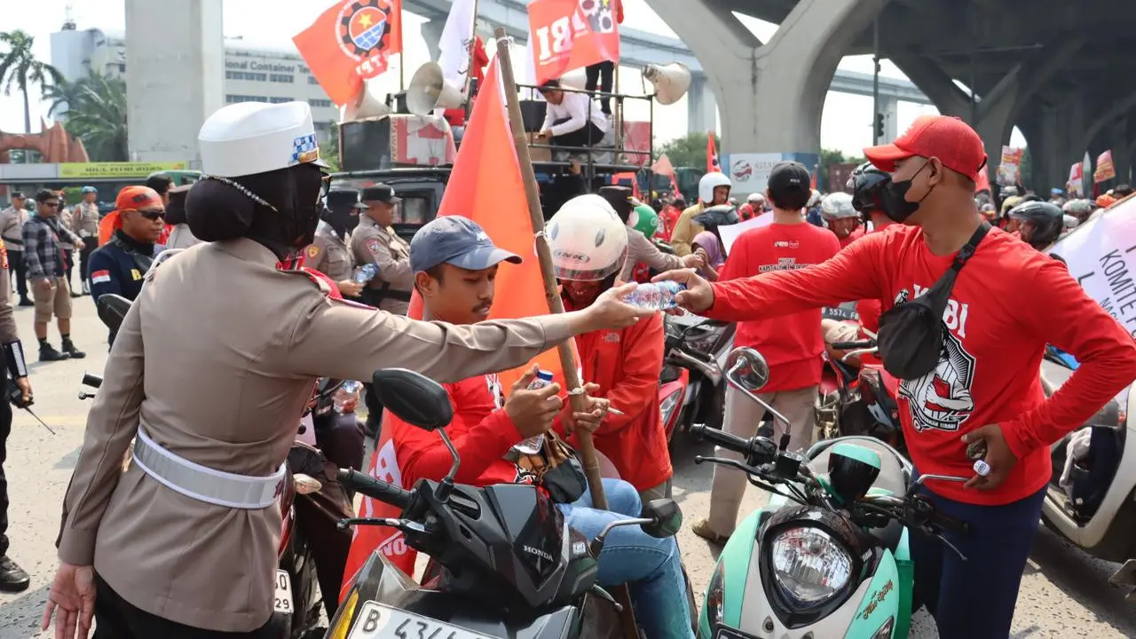 Aksi Humanis Polwan ditunjukkan saat pengamanan peringatan hari Buruh atau May Day di NPCT 1 Pelabuhan Tanjung Priok Jakarta Utara, Kamis (1/5/2025) (Liputan6.com/Ady Anugrahadi)