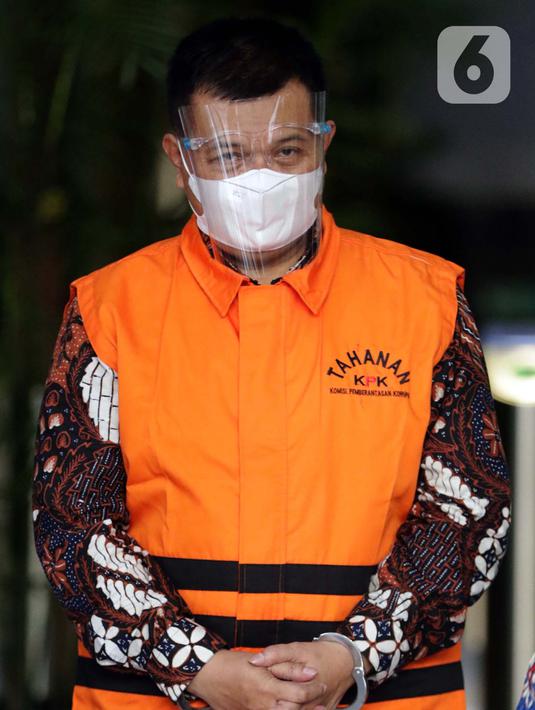 Bupati Bandung Barat Aa Umbara Sutisna usai rilis penahanan di Gedung KPK, Jakarta, Jumat (9/4/2021). KPK menahan Aa Umbara dan anaknya Andri Wibawa terkait dugaan korupsi pengadaan barang tanggap darurat pandemi COVID-19 pada Pemkab Bandung Barat 2020. (Liputan6.com/Helmi Fithriansyah)