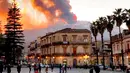 Gunung Etna memuntahkan lahar panas dan abu vulkanik seperti yang terlihat dari Catania, Italia, Selasa (16/2/2021). Erupsi Gunung Etna jarang membahayakan penduduk yang tinggal di sekitar lokasi. (Davide Anastasi/LaPresse via AP)