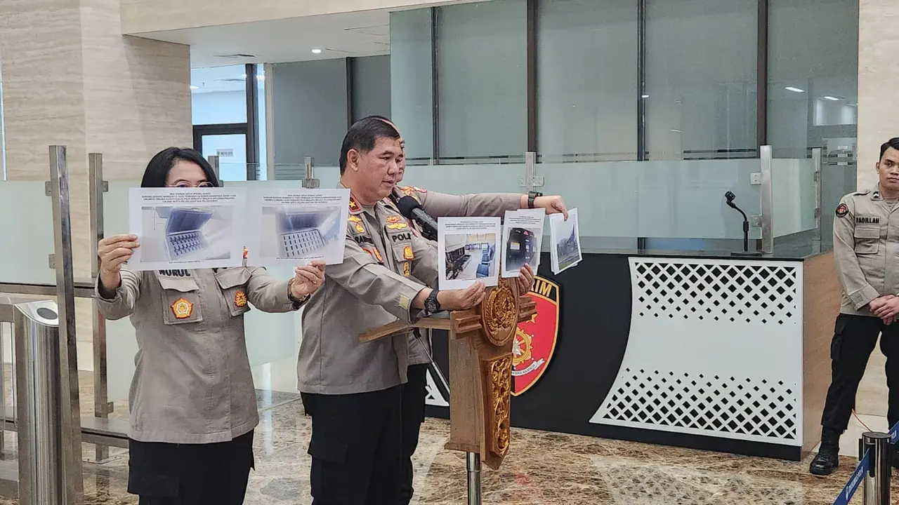Kepala Biro Penerangan Masyarakat (Karo Penmas) Divisi Humas Polri Brigjen Ahmad Ramadhan sedang menjelaskan soal pesawat Boeing 737-800 NG yang baru dibeli Polri. Pesawat bekas ini dibeli Polri dari perusahaan Dublin, Irlandia.