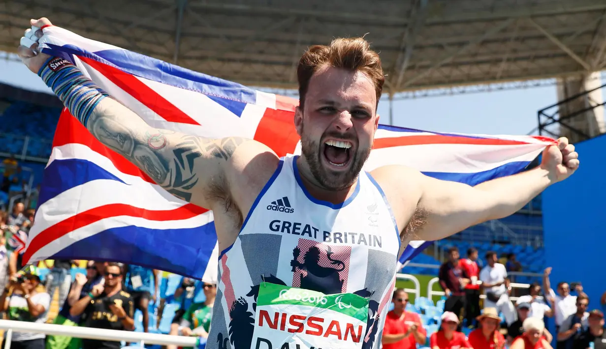 Atlet Tolak Peluru asal Inggris, Aled Davies merayakan kemenangannya di kejuaraan Paralimpiade Rio 2016, Brasil (12/09). Aled berhasil meraih emas dalam kejuaraan tersebut. (REUTERS / Jason Cairnduff)