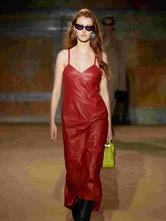 Musim semi 2024 memperkenalkan dan mengembangkan konsep desain dalam Coach (Re)Loved, sebuah program untuk mengeksplorasi kerajinan sirkular dengan mengeksplorasi, mendesain, dan berkomitmen pada pengurangan limbah selama proses kreatif.  [Coach]