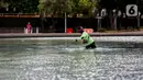 Kegiatan ini bagian dari pemeliharaan kolam air mancur Bundaran Patung Kuda. (Liputan6.com/Angga Yuniar)