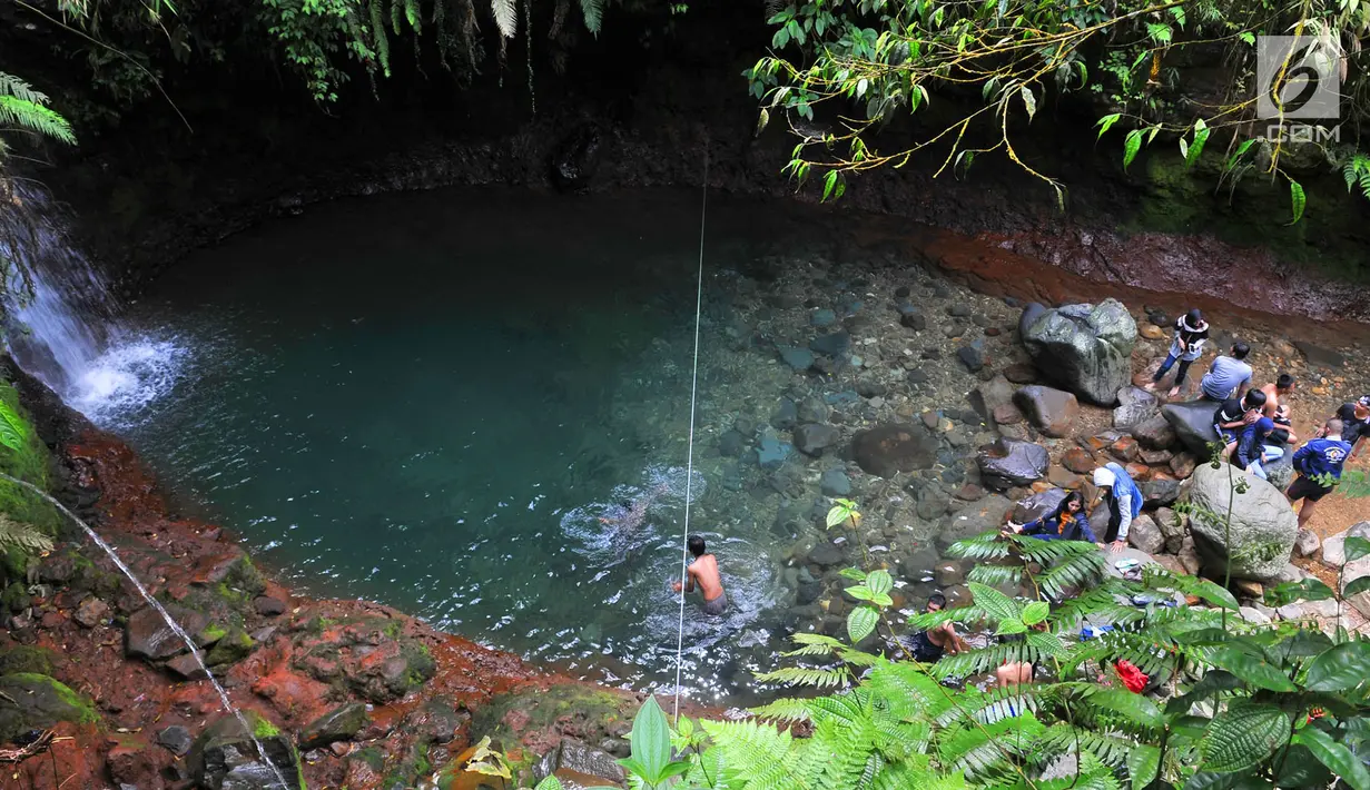 Wisatawan bermain air di Curug Pangeran, Taman Nasional Gunung Halimun Salak (TNGHS), Bogor, Sabtu (5/1). Keindahan curug dan aliran sungai yang unik di TNGHS menjadi destinasi wisata pilihan menghabiskan liburan akhir pekan (Merdeka.com/Iqbal S. Nugroho)