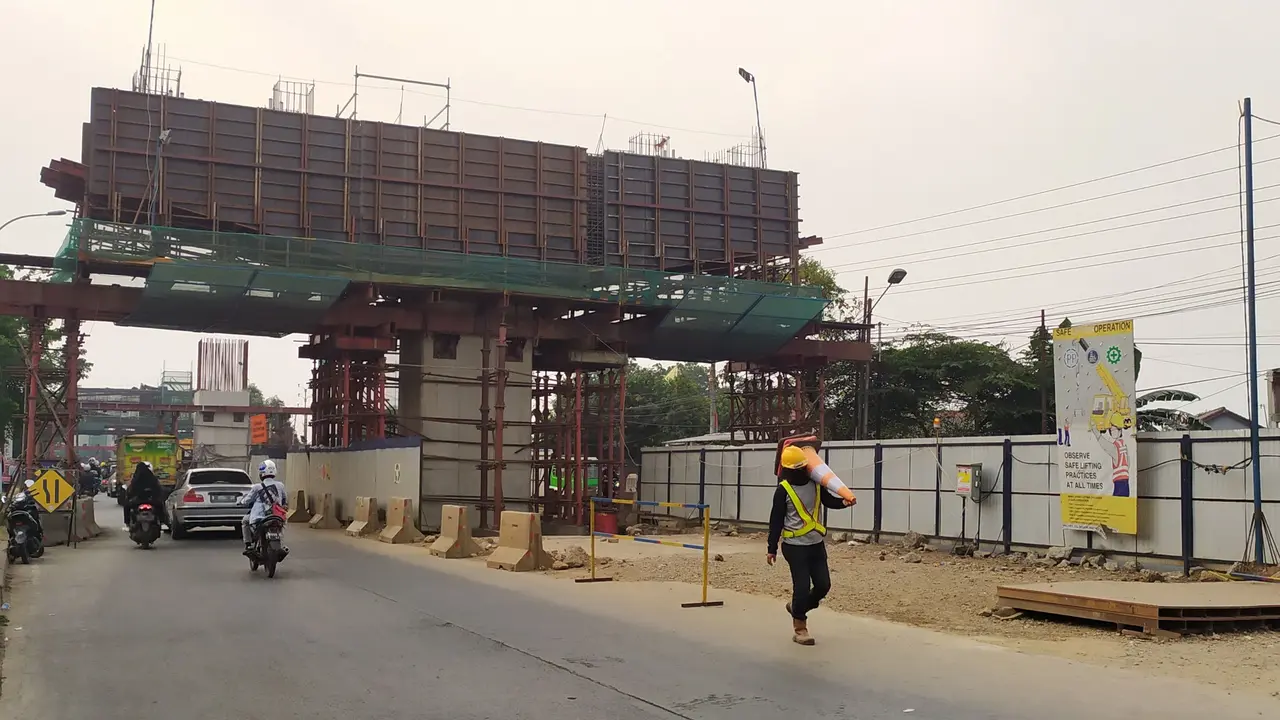 Konstruksi Jalan Tol Bogot Outer Ring Road (BORR) Seksi IIIA terus dikebut karena hingga kini progres pekerjaan baru mencapai 54 persen.