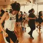 Menjaga kebugaran tubuh dengan melakukan zumba juga menjadikannya terlihat awet muda. Putri Marino tak bisa lepas dari zumba lantaran olahraga itu memiliki unsur tari, hobi yang ditekuninya sejak zaman SMA. Diakuinya, zumba membuat ibu satu anak ini bahagia dan makin percaya diri. (Liputan6.com/IG/@putrimarino)