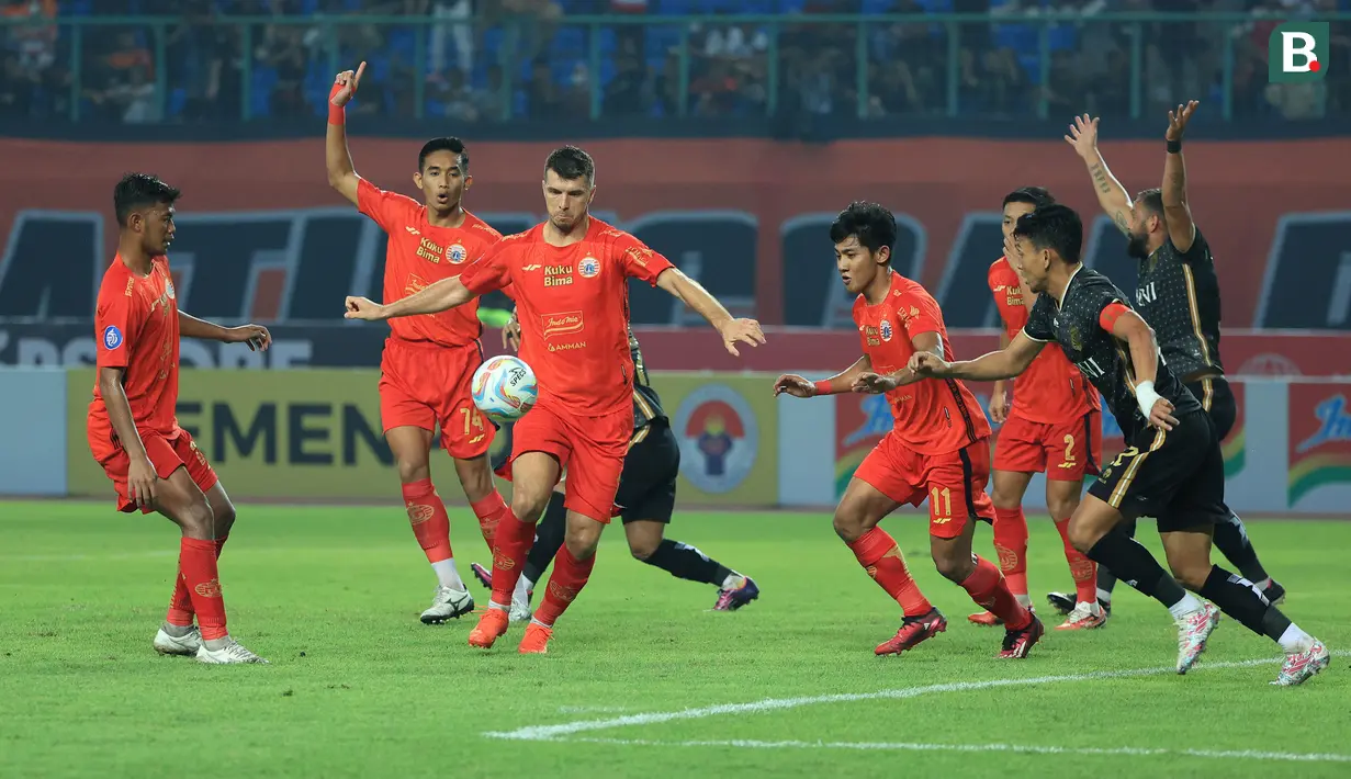 <p>Pemain Persija Jakarta, Ondrej Kudela (tengah) berusaha melepaskan tendangan ke gawang Bhayangkara Presisi pada laga pekan ketiga BRI Liga 1 2023/2024 di Stadion Patriot Candrabhaga, Bekasi, Minggu (16/7/2023). Persija menang dengan skor 4-1. (Bola.com/M Iqbal Ichsan)</p>