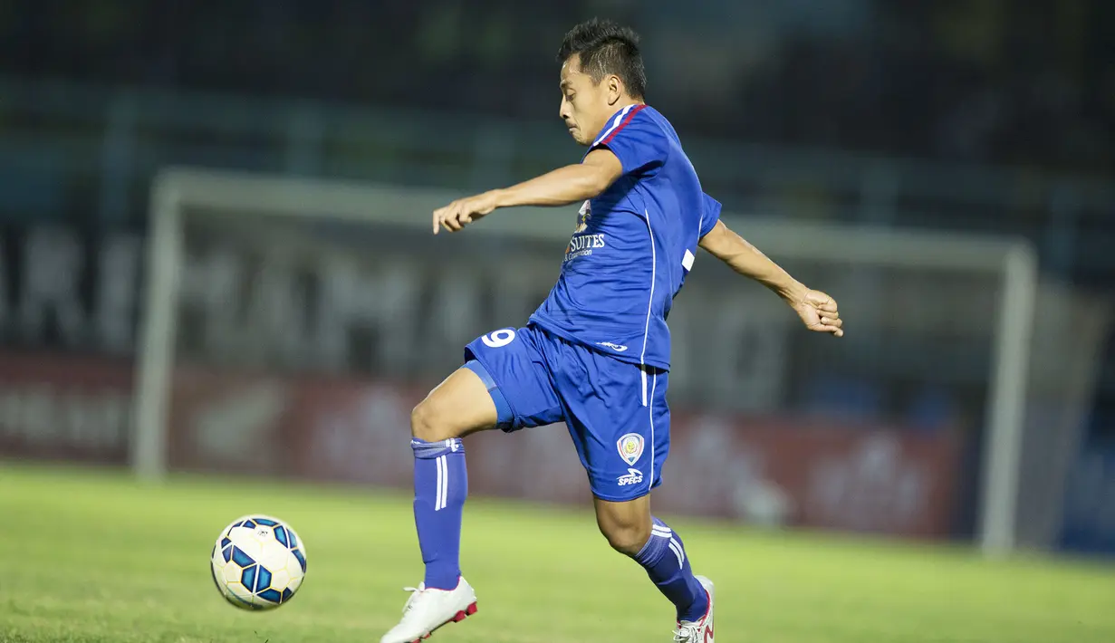 Striker Arema Cronus, Samsul Arif menggiring bola pada laga perempat final Piala Presiden 2015 melawan Bali United di Stadion Kanjuruhan, Malang, Sabtu (19/9/2015). (Bola.com/Vitalis Yogi Trisna)