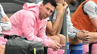 Bintang Inter Miami, Lionel Messi di bench ketika timnya bertanding dalam uji coba di Hong Kong, Minggu (4/2/2024). (PETER PARKS / AFP)