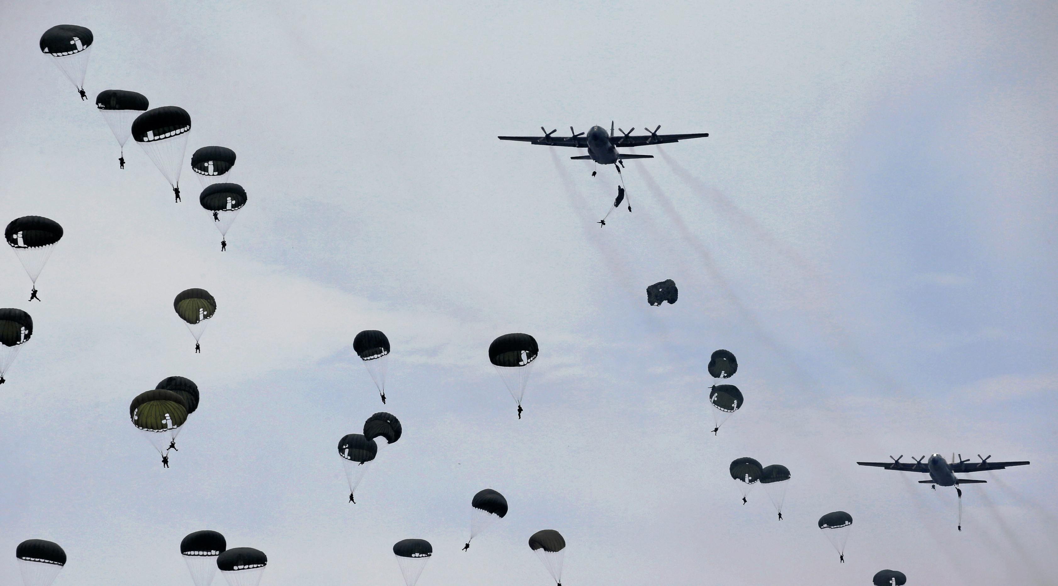 Aksi prajurit Paskhas TNI AU melakukan penerjunan statis dan dinamis dari pesawat Hercules C-130 dalam Latihan Tempur Angkasa Yudha 2016 di Natuna, Kepulauan Riau, Kamis (6/10). (REUTERS/Beawiharta)
