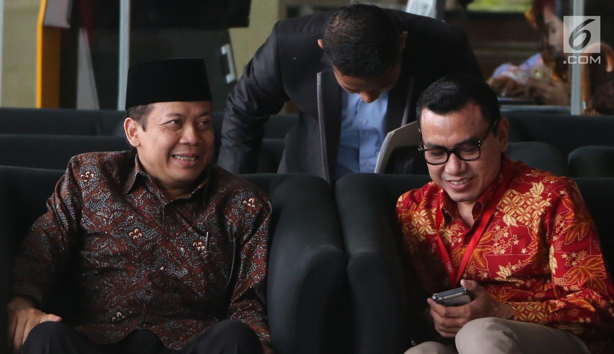 Wakil Ketua DPR Bidang Keuangan Taufik Kurniawan (kiri) menunggu pemeriksaan di Gedung KPK, Jakarta, Jumat (2/11). Taufik diperiksa sebagai tersangka dugaan suap Rp 3,6 miliar dalam pengurusan DAK Kabupaten Kebumen TA 2016. (Merdeka.com/Dwi Narwoko)