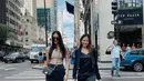 Kala berjalan-jalan di kota New York bareng Anya Geraldine, Pevita Pearce tampil feminin tanpa meninggalkan kesan kasualnya dengan memadukan silk dress hitam, crop top blazer, dan sneakers putih. (Instagram/anyageraldine).