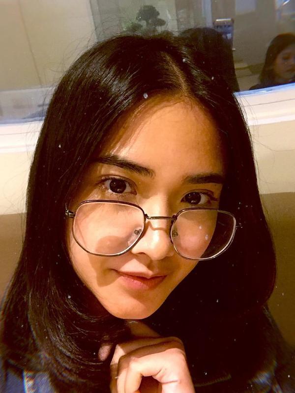 Sebagai selebritas hits, gaya penampilan Nadya Arina selalu jadi sorotan netizen. Termasuk saat ia bergaya memakai kacamata seperti ini. Ia disebut begitu lucu dan menggemaskan saat memakai kacamata bak seorang kutu buku. (Liputan6.com/IG/@nadyaarina)