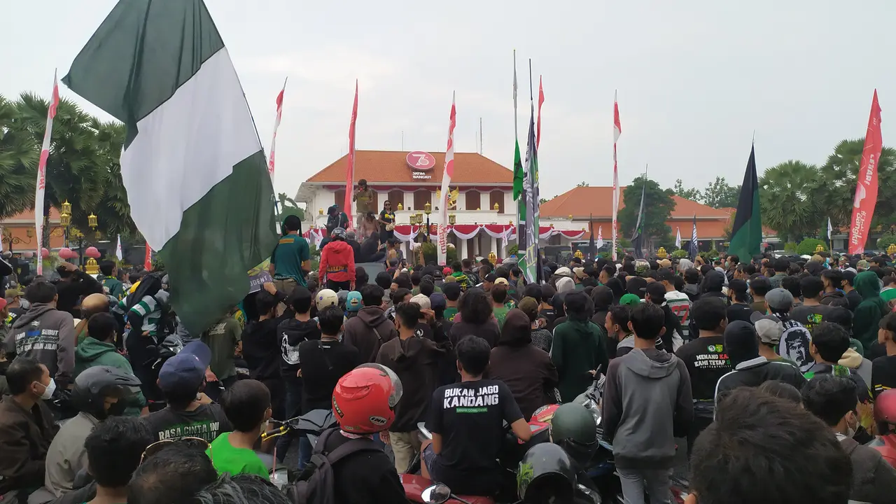 Bonek Surabaya menggelar demo di depan Gedung Grahadi Surabaya. (Dian Kurniawan/Liputan6.com)