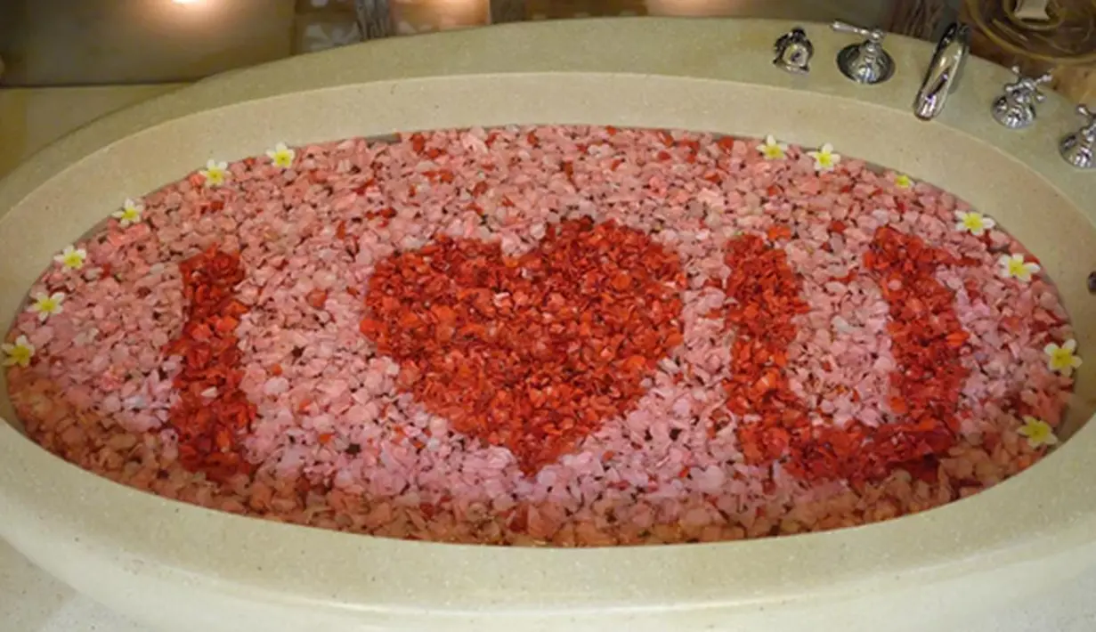 Bulan madu Chelsea Olivia dan Glenn Alinskie tidak akan pernah meleset dari kata romantis, seperti 'bathtub' penuh dengan bunga bertuliskan 'I love you' ini. (via instagram/chelseaoliviaa)
