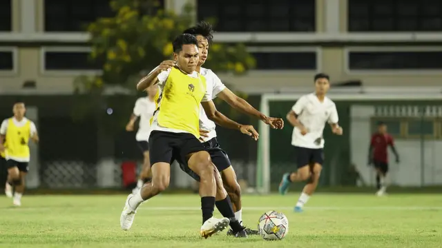 Foto: Tiba di Surabaya, Shin Tae-yong Pimpin Latihan Timnas Indonesia U-19 di Lapangan Thor