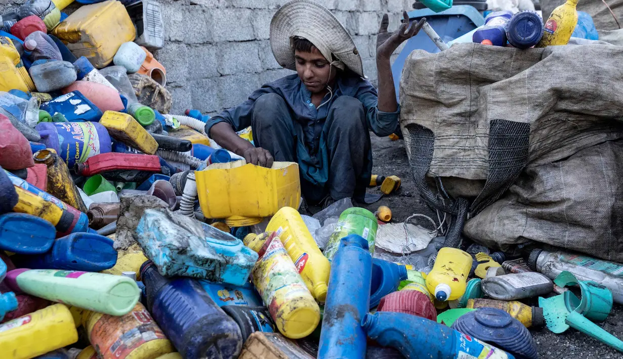 Perundingan ini memberi harapan besar bagi lahirnya kesepakatan internasional yang pertama dan benar-benar mengikat untuk menghentikan krisis polusi plastik. (Wakil KOHSAR/AFP)