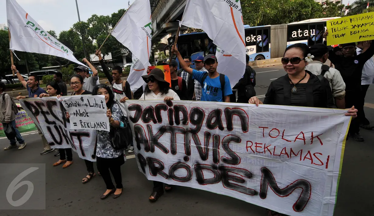 Massa yang tergabung dalam Jaringan Aktivis Pro-Demokrasi melakukan unjuk rasa di depan kantor Kemenko Maritim, Jakarta, Jumat (16/9). Mereka mendesak Pemerintah menghentikan proyek reklamasi Teluk Jakarta dan Teluk Benoa Bali. (Liputan6.com/Johan Tallo)