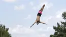 Aksi seorang peserta bergaya di udara saat kompetisi cliff diving di kawasan Bohemian, Republik Ceko, Jumat (31/7/2015). (REUTERS/David W Cerny)