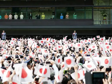 Kaisar Jepang Naruhito dan Permaisuri Masako saat menyapa simpatisan dalam penampilan perdananya ke publik di Istana Kekaisaran di Tokyo, Jepang (4/5/2019). Naruhito resmi menjadi penguasa monarki tertua dunia setelah sang ayah, Kaisar Akihito, resmi turun takhta. (AP Photo/Eugene Hoshiko)