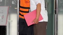 Mantan calon Wakil Bupati Lebak 2013 -2018 Kasmin keluar gedung KPK usai menjalani pemeriksaan, Jakarta, Selasa (18/8/2015). Kasmin ditahan karena diduga menyuap mantan Ketua MK Akil Mochtar dalam sengketa Pilkada Lebak 2013. (Liputan6.com/Helmi Afandi)