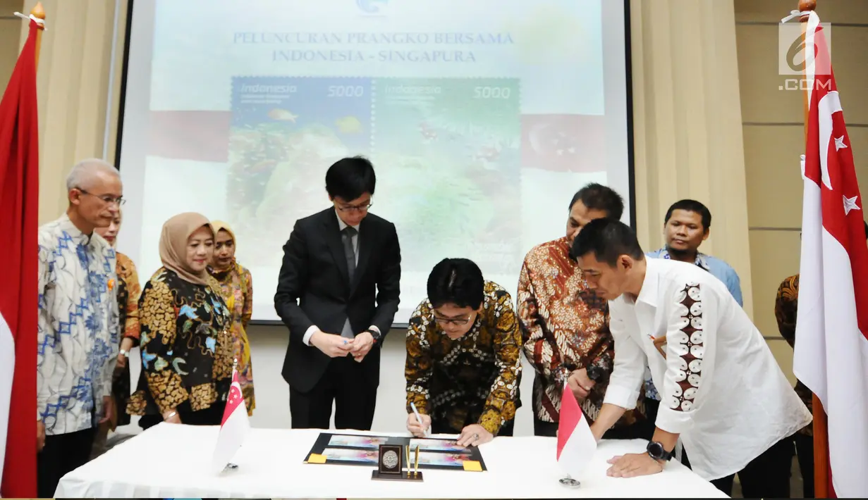  Dirjen Penyelenggaraan Pos dan Informatika, M Ramli bersama Director of Mission Singapore, Jonathan Han menandatangani perangko bersama di Jakarta, Kamis (7/9). Ini bagian perayaan 50 tahun hubungan Indonesia-Singapura. (Liputan6.com/Helmi Fithriansyah)