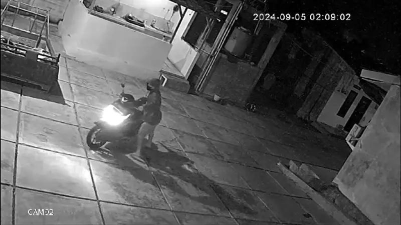 Tangkapan layar rekaman kamera CCTV, detik-detik empat motor milik penghuni Wisma Bu Raden 1 raib digondol maling. Foto : (Istimewa).