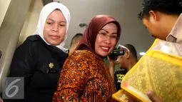 Bupati Serang Ratu Tatu Chasanah saat tiba di gedung KPK, Jakarta, Selasa (24/5). Kedatangan Ratu Tatu untuk menyerahkan Laporan Harta Kekayaan Pejabat Negara (LHKPN). (Liputan6.com/Helmi Afandi)