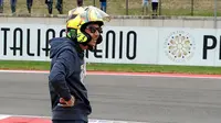 Valentino Rossi, kedapatan memakai helm Arai yang disamarkan jadi AGV saat menonton balapan Superbike di Sirkuit Misano, akhir pekan lalu. (Motorsport)