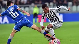 Gelandang Sassuolo, Matteo Politano, berusaha merebut bola dari bek Juventus, Alex Sandro. Berkat hasil ini Jventus kian kokoh menduduki puncak klasemen Serie A. (AFP/Giuseppe Cacace)