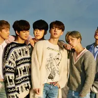 Berbeda dengan Chanwoo, Jinhwan mengatakan jika para penggemar cukup membawa badan saat iKON menggelar konser. Sedangkan Donghyuk mengatakan jika ikonics cukup memakai sepatu yang nyaman dan konbat. (Foto: soompi.com)