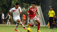 Pemain depan Timnas Indonesia U23, Yandi Sofyan Munawar (kiri), mengejar laju pemain tim Pra PON DKI Jakarta saat berlatih tanding di lapangan SPH Karawaci, Tangerang, (9/9/2014). (Liputan6.com/Helmi Fithriansyah)