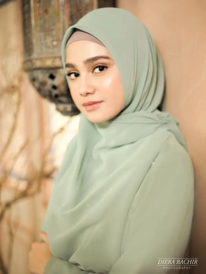 6 Pemotretan Keluarga Syifa Hadju, Kompak Pakai Baju Muslim Warna Senada