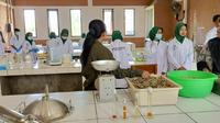 Suasana praktikum di laboratorium kimia SMKN 2 Kabupaten Bangkalan