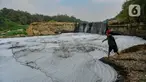 Warga menjala ikan pada Kali Cileungsi yang merupakan hulu Kali Bekasi yang tercemar limbah pabrik di kawasan Angsana, Gunung Putri, Bogor, Minggu (27/08/2023). (merdeka.com/Arie Basuki)