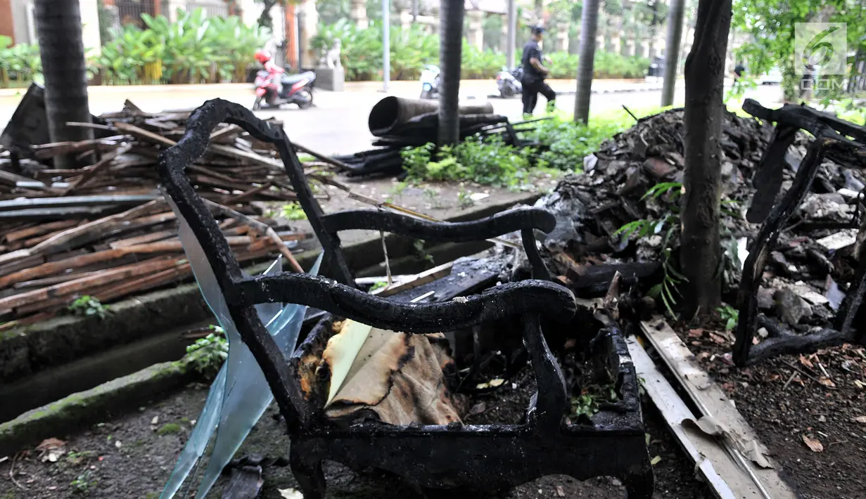 Kondisi perabotan yang hangus dilalap api pascakebakaran melanda rumah Ketua DPR RI Bambang Soesatyo di Jakarta, Senin (18/2). Saat kejadian, Bambang Seosatyo diketahui tidak berada di rumah. (Merdeka.com/Iqbal Nugroho)