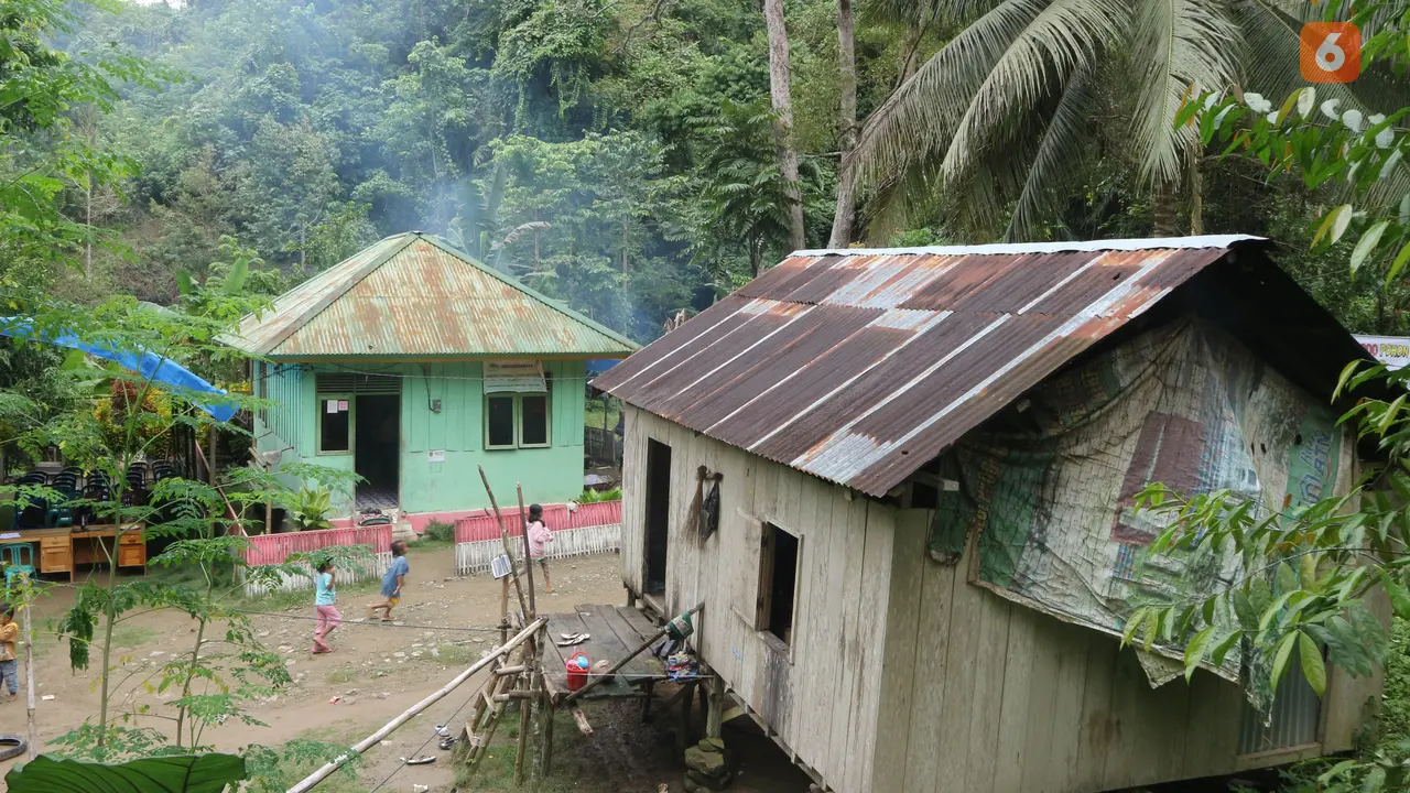 rumah-rumah warga yang berdampingan dengan hutan di Desa Lampo, Donggala