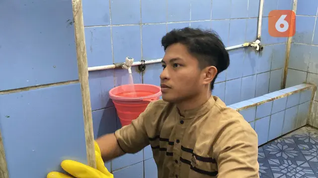 Cecep Abdullah pemuda viral keliling kampung bersihkan masjid, saat di Masjid Al Mustofa Kelurahan Tipar Kecamatan Citamiang Kota Sukabumi (Liputan6.com/Fira Syahrin).