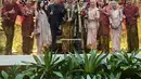 Haldy Sabri dan Irish Bella tampak berfoto dengan pasangan pengantin beserta keluarga di pelaminan dalam sesi foto bersama. Irish dan dua anak sambungnya tampak memakai busana senada bernuansa peach dan cokelat muda. (Liputan6.com/IG/@_irishbella_)