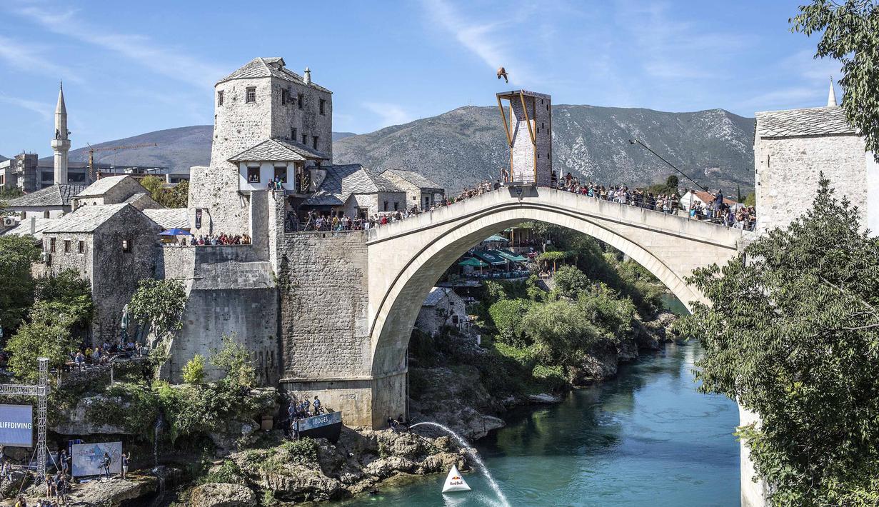 Aksi atlet loncat indah asal Mexico, Sergio Guzman pada ajang Red Bull Cliff Diving World Series di  Mostar, Bosnia dan Herzegovina, (23/9/2016). (AFP/RED BULL/Romina Amato)
