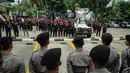 Petugas Kepolisian tampak berjaga saat aksi buruh di depan kantor BPJS Ketenagakerjaan, Jakarta, Kamis, (4/6/2015). Mereka menolak iuran sebesar 1,5 persen sesuai usulan Apindo. (Liputan6.com/Faizal Fanani)