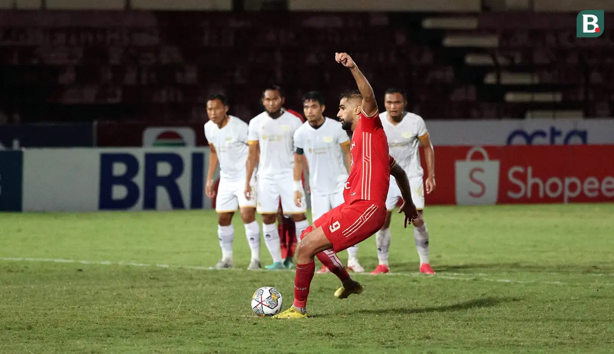 Pemain Persija Jakarta, Abdulla Yusuf Helal melakukan eksekusi penalti yang berbuah gol ketiga ke gawang Dewa United dalam laga pekan ke-16 BRI Liga 1 2022/2023 di Stadion Sultan Agung, Bantul, Yogyakarta, Selasa (20/12/2022) malam WIB. (Bola.com/Ikhwan Yanuar)