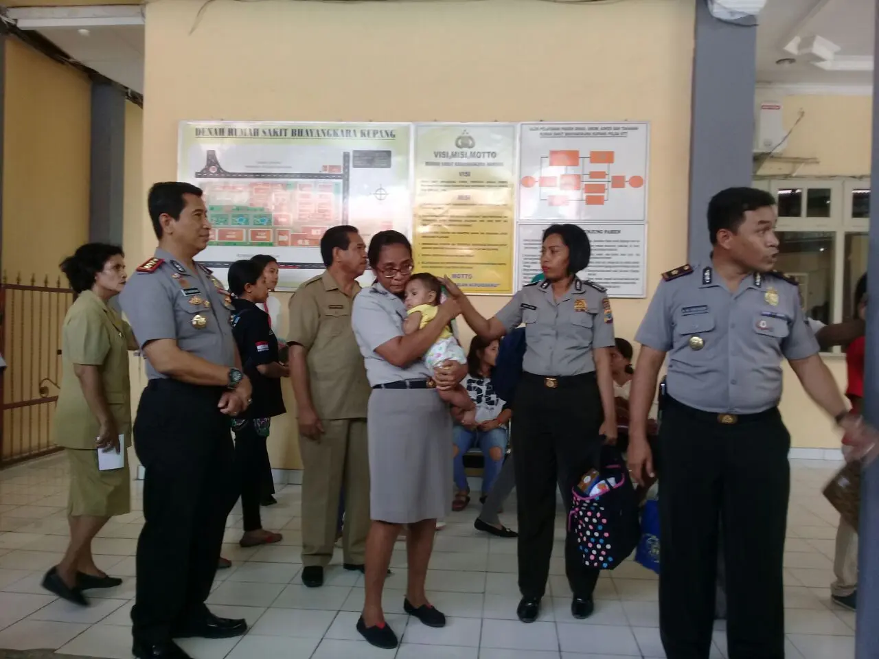Pembuang bayi lelaki tampan yang dibuang ke semak-semak kawasan Lanud El Tari Kupang itu masih juga belum ditemukan. (Liputan6.com/Ola Keda)