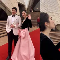 Nong Poy dan suami semakin tak ragu pamer kemesraan di depan umum. Terbaru, Oak Phakwa temani Nong Poy nonton Opera yang jadi bagian dari acara Cartier di Sidney [@poytreechada]