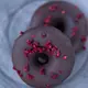 Ingin menikmati camilan yang berbeda? Donut choco berry bisa menjadi pilihan dengan kombinasi rasa cokelat dan buah beri yang menggugah selera. (Foto/Dok: Pexels)