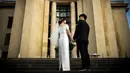 Sepasang calon pengantin berpose ketika melakukan foto prewedding di alun-alun Trocadero di Paris, 4 Juli 2017. Trocadero ini tepat terletak antara Menara Eiffel dan Sungai Seine. (AFP PHOTO / LIONEL BONAVENTURE)