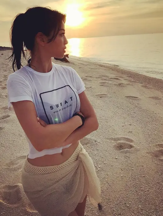 Karenina Sunny memang sangat menyukai liburan ke alam. Menikmati hembusan angin, dan menyaksikan sinar matahari adalah kesukaan dari perwakilan Indonesia dalam ajang Miss World 2010 ini. (Liputan6.com/IG/karenina_sunny)