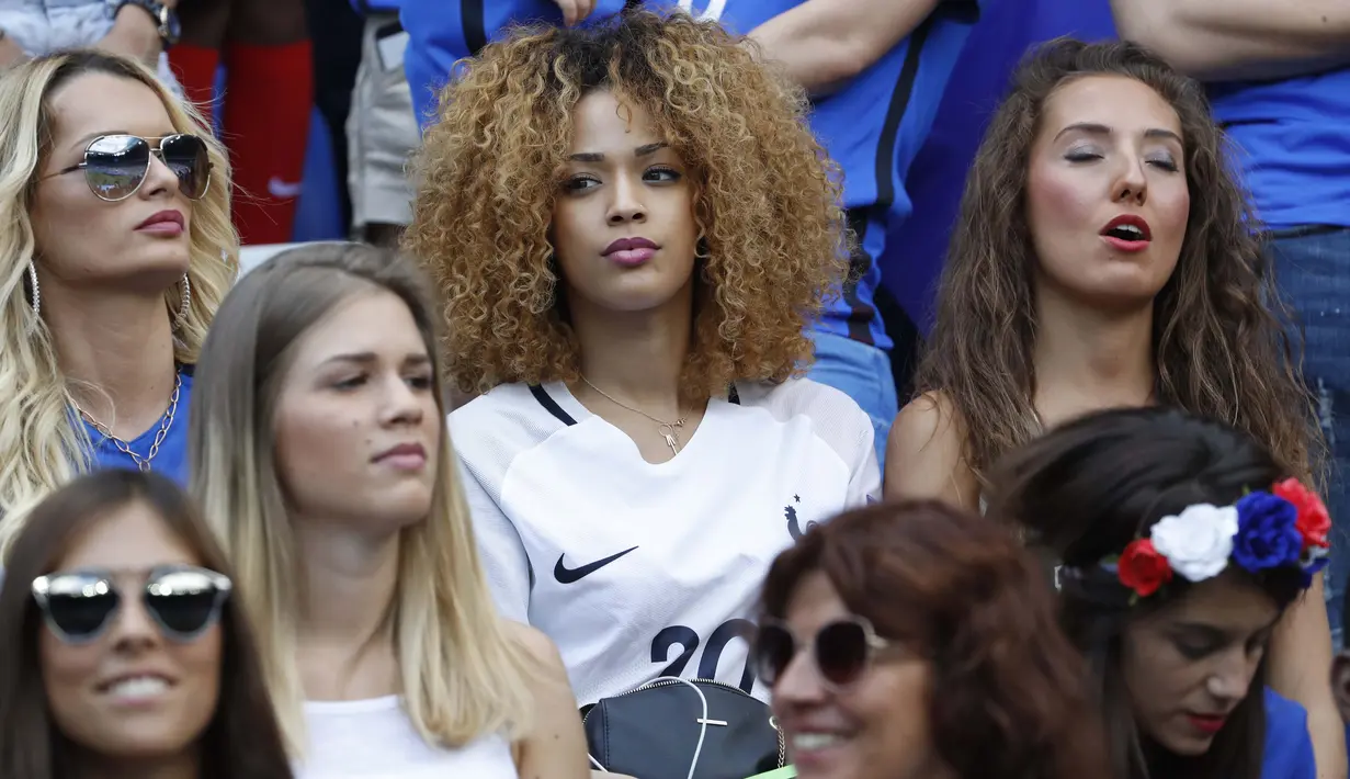 Wags timnas Prancis terlihat serius menyaksikan laga Prancis melawan Rep. Irlandia pada babak 16 besar Piala Eropa 2016 di Stade de Lyon, Lyon, Prancis,(26/6/2016). (REUTERS/Yves Herman)