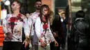 Aktivis PETA berdandan menyerupai zombie berbaur dengan pejalan kaki di depan sebuah restoran cepat saji di Sydney, Australia, Kamis (15/6). Aksi tersebut sebagai bentuk protes terhadap konsumsi daging dan mempromosikan vegetarian. (AP Photo/Rick Rycroft)