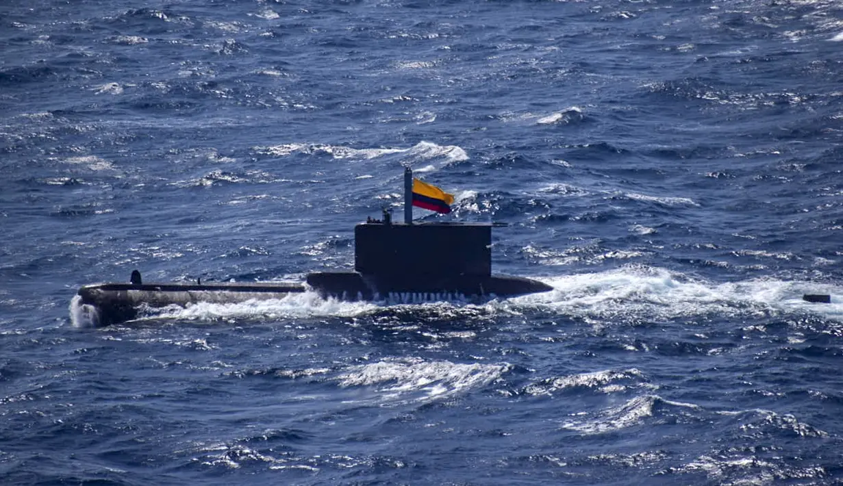 Pemandangan kapal selam Kolombia saat latihan militer 70 mil laut (130 kilometer) dari Cartagena, Kolombia, 28 Februari 2022. Kolombia dan AS memulai latihan militer di Karibia yang mencakup kegiatan dengan kapal selam nuklir. (PRENSA ARMADA DE COLOMBIA/Colombian National Navy/AFP)